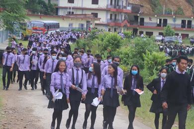  विद्यालय खुल्दै :  विज्ञ भन्छन् जोखिम चुलिँदो छ, खोल्नु हुँदैन 